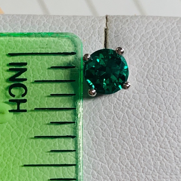 🌟 Sterling Silver 925 Emerald Stud Earrings - Picture 4 of 5
